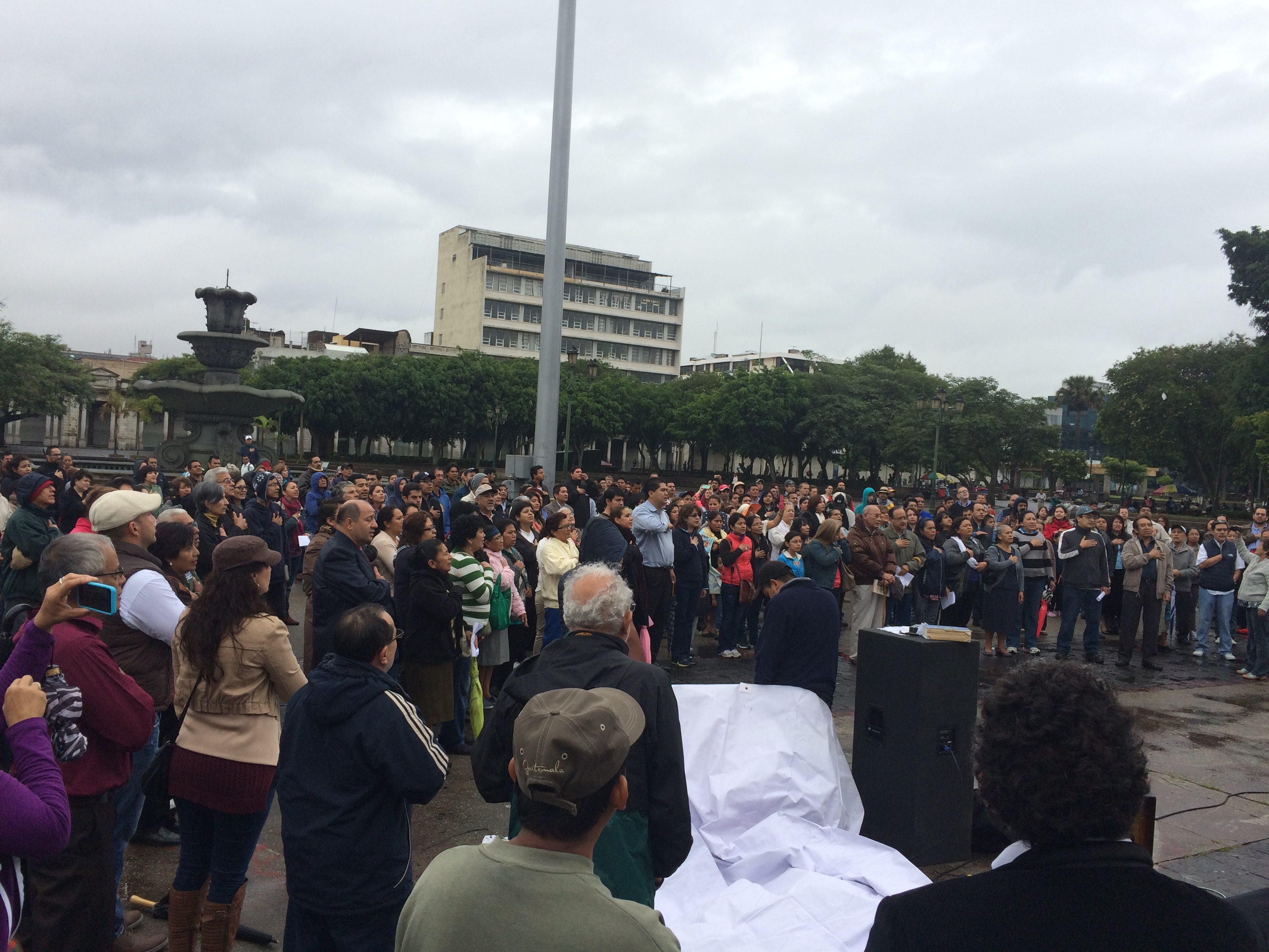 Un encuentro de oración ecuménico en la plaza central en la cuidad de Guatemala. 