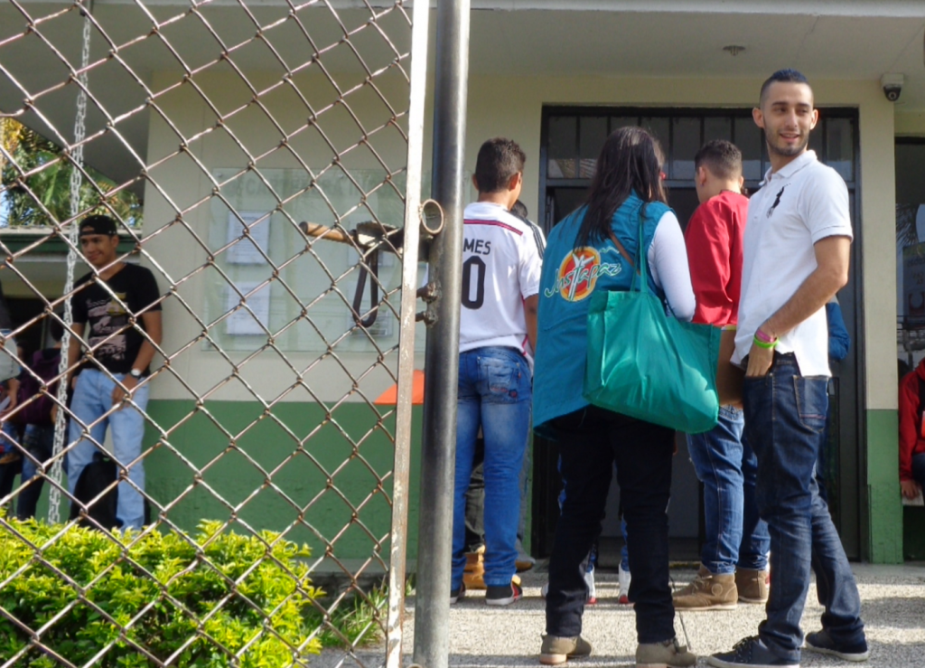 Juan José Marín (der.) en la sede del Distrito Militar Nº 22. Foto: Justapaz Copyright: http://pacifista.co/ejercito-reconoce-objecion-de-conciencia-servicio-militar/ .