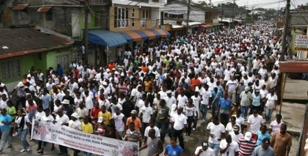 Chocoanos march in Quibdó during the civil strike. [Source: Resumen del Sur: http://www.resumendelsur.com/wp-content/uploads/2016/08/choco-1-600x305.jpg] 