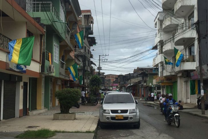 The green, yellow, and blue flag of Chocó being flown on Colombia’s Independence Day (July 20).  [Source: El Espectador: http://www.elespectador.com/files/imagecache/727x484/eae0bcdb4e9cdc1991bde958baefcd0d.jpg] 