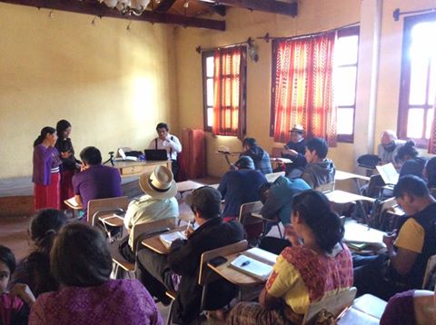 Clase de la universidad Ixil.