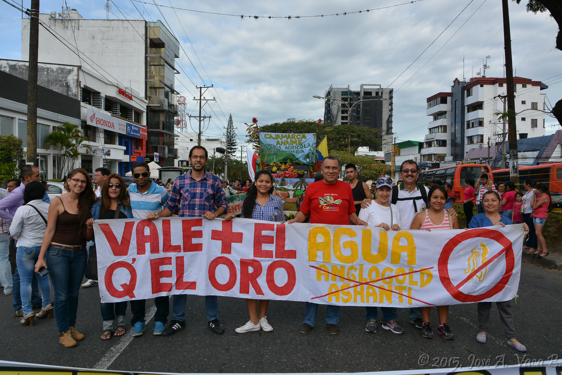 Banner made by the youth of the Mennonite Church (Water is worth more than gold. Get out Anglogold Ashanti) Left to Right: Juliana Gil, Marleny Calle, Rosemberg Ipuz, Isaías Rodríguez, Alejandra Avendaño, Daniel Vargas, Marta Tamayo, José Vaca, Rut Atarama y Luz Amanda Valencia. / Pancarta hecha por los jóvenes de la iglesia Menonita (Vale + el Agua, que el oro. Fuera Anglogold Ashanti) Aparecen de Izq. A Der. Juliana Gil, Marleny Calle, Rosemberg Ipuz, Isaías Rodríguez, Alejandra Avendaño, Daniel Vargas, Marta Tamayo, José Vaca, Rut Atarama y Luz Amanda Valencia.