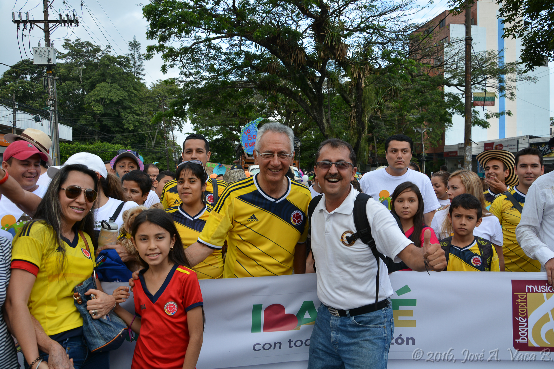 José A. Vaca (at center) with Ibagué mayor Guillermo Alfonso Jaramillo / José A. Vaca (al centro) con el alcalde de Ibagué, Guillermo Alfonso Jaramillo.